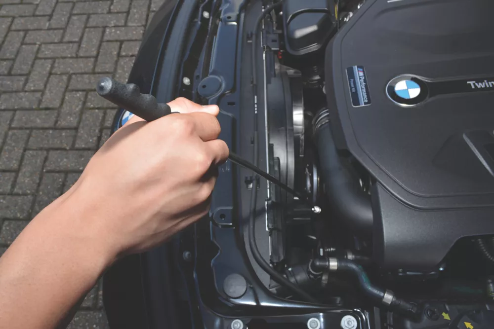 Hilka Pro-Craft Telescopic Magnetic Pick-Up Tool With LED Light 6 Hilka Pro-Craft Telescopic Magnetic Pick-Up Tool With LED Light - Image 4